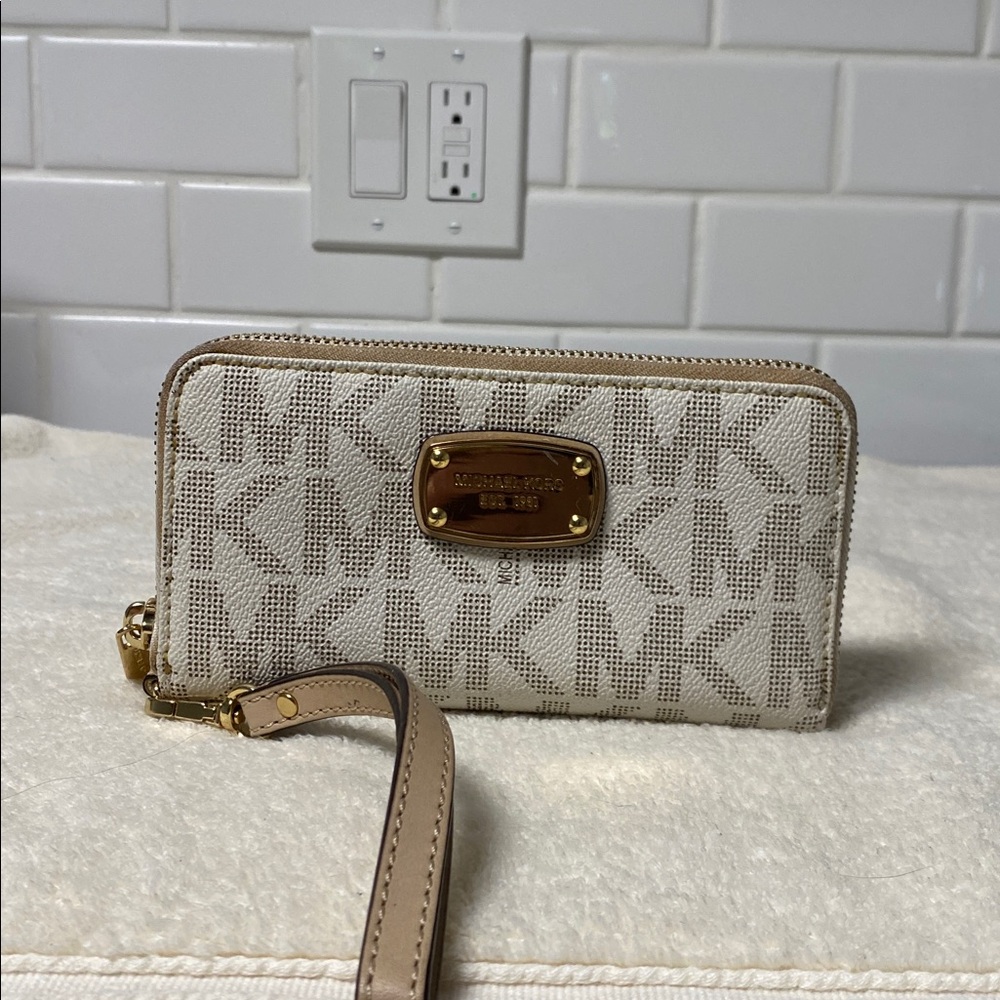 Michael Kors zip around wristlet